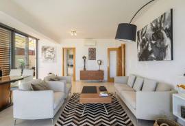 Tavira – 3+1-bedroom apartment close to town, with large sea view terrace and garage