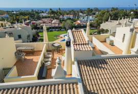 Carvoeiro – First floor 2-bedroom apartment with pool, ocean views and private roof terrace