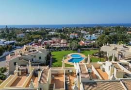 Carvoeiro – First floor 2-bedroom apartment with pool, ocean views and private roof terrace