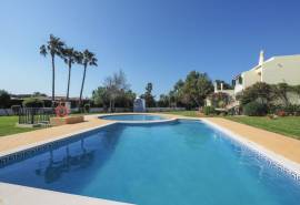 Carvoeiro – First floor 2-bedroom apartment with pool, ocean views and private roof terrace