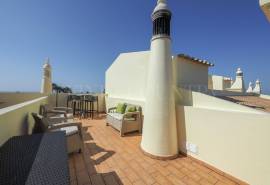 Carvoeiro – First floor 2-bedroom apartment with pool, ocean views and private roof terrace
