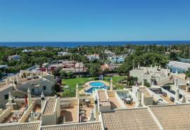 Carvoeiro – First floor 2-bedroom apartment with pool, ocean views and private roof terrace