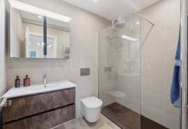 Carvoeiro – First floor 2-bedroom apartment with pool, ocean views and private roof terrace