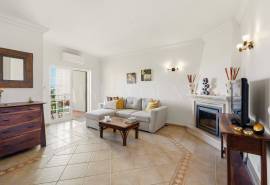 Carvoeiro – First floor 2-bedroom apartment with pool, ocean views and private roof terrace