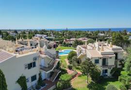 Carvoeiro – First floor 2-bedroom apartment with pool, ocean views and private roof terrace