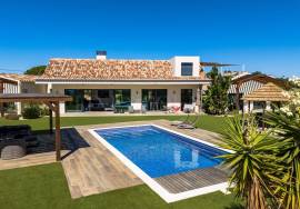 Carvoeiro/Caramujeira – Private 4-bedroom villa with sea views near Marinha