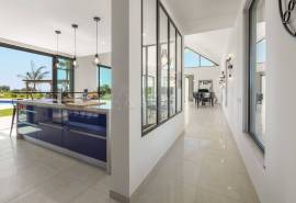Carvoeiro/Caramujeira – Private 4-bedroom villa with sea views near Marinha