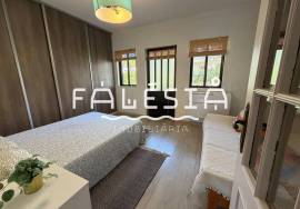 CORNER HOUSE (2 bedrooms + 1) ON A CLOSE ENDED STREET, 500 METRES FROM THE BEACH