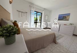 CORNER HOUSE (2 bedrooms + 1) ON A CLOSE ENDED STREET, 500 METRES FROM THE BEACH