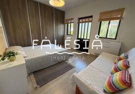 CORNER HOUSE (2 bedrooms + 1) ON A CLOSE ENDED STREET, 500 METRES FROM THE BEACH