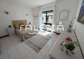 CORNER HOUSE (2 bedrooms + 1) ON A CLOSE ENDED STREET, 500 METRES FROM THE BEACH