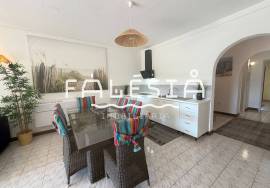 CORNER HOUSE (2 bedrooms + 1) ON A CLOSE ENDED STREET, 500 METRES FROM THE BEACH