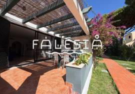 CORNER HOUSE (2 bedrooms + 1) ON A CLOSE ENDED STREET, 500 METRES FROM THE BEACH