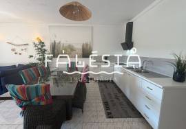 CORNER HOUSE (2 bedrooms + 1) ON A CLOSE ENDED STREET, 500 METRES FROM THE BEACH