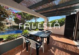 CORNER HOUSE (2 bedrooms + 1) ON A CLOSE ENDED STREET, 500 METRES FROM THE BEACH