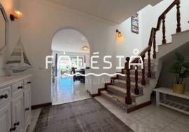 CORNER HOUSE (2 bedrooms + 1) ON A CLOSE ENDED STREET, 500 METRES FROM THE BEACH