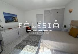 CORNER HOUSE (2 bedrooms + 1) ON A CLOSE ENDED STREET, 500 METRES FROM THE BEACH