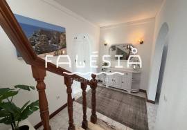 CORNER HOUSE (2 bedrooms + 1) ON A CLOSE ENDED STREET, 500 METRES FROM THE BEACH