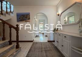 CORNER HOUSE (2 bedrooms + 1) ON A CLOSE ENDED STREET, 500 METRES FROM THE BEACH
