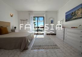CORNER HOUSE (2 bedrooms + 1) ON A CLOSE ENDED STREET, 500 METRES FROM THE BEACH