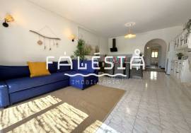 CORNER HOUSE (2 bedrooms + 1) ON A CLOSE ENDED STREET, 500 METRES FROM THE BEACH