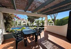CORNER HOUSE (2 bedrooms + 1) ON A CLOSE ENDED STREET, 500 METRES FROM THE BEACH