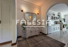 CORNER HOUSE (2 bedrooms + 1) ON A CLOSE ENDED STREET, 500 METRES FROM THE BEACH