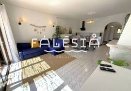 CORNER HOUSE (2 bedrooms + 1) ON A CLOSE ENDED STREET, 500 METRES FROM THE BEACH