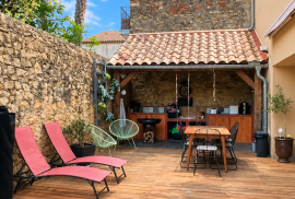 Former Barn Entirely Converted With 4 Bedrooms And A Private Courtyard With Pool. A Subtle Blend Of Character And Modernity