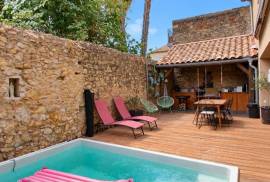 Former Barn Entirely Converted With 4 Bedrooms And A Private Courtyard With Pool. A Subtle Blend Of Character And Modernity