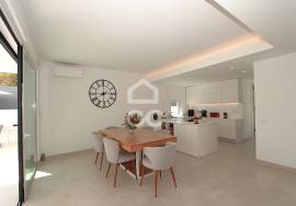 Contemporary 3 bedroom villa with swimming pool in the center of Armação de Pêra and 400 meters from the beach! Contemporary 3 bedroom villa with swimming pool in the center of Armação de Pêra and 400 meters from the beach!