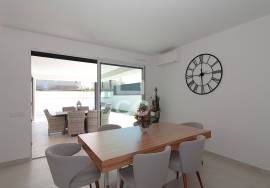Contemporary 3 bedroom villa with swimming pool in the center of Armação de Pêra and 400 meters from the beach! Contemporary 3 bedroom villa with swimming pool in the center of Armação de Pêra and 400 meters from the beach!