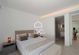 Contemporary 3 bedroom villa with swimming pool in the center of Armação de Pêra and 400 meters from the beach! Contemporary 3 bedroom villa with swimming pool in the center of Armação de Pêra and 400 meters from the beach!