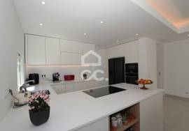 Contemporary 3 bedroom villa with swimming pool in the center of Armação de Pêra and 400 meters from the beach! Contemporary 3 bedroom villa with swimming pool in the center of Armação de Pêra and 400 meters from the beach!