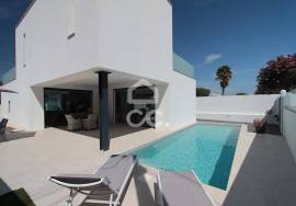 Contemporary 3 bedroom villa with swimming pool in the center of Armação de Pêra and 400 meters from the beach!