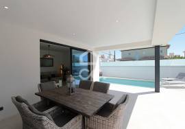Contemporary 3 bedroom villa with swimming pool in the center of Armação de Pêra and 400 meters from the beach! Contemporary 3 bedroom villa with swimming pool in the center of Armação de Pêra and 400 meters from the beach!