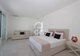 Contemporary 3 bedroom villa with swimming pool in the center of Armação de Pêra and 400 meters from the beach! Contemporary 3 bedroom villa with swimming pool in the center of Armação de Pêra and 400 meters from the beach!