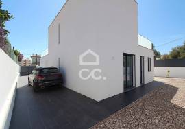 Contemporary 3 bedroom villa with swimming pool in the center of Armação de Pêra and 400 meters from the beach! Contemporary 3 bedroom villa with swimming pool in the center of Armação de Pêra and 400 meters from the beach!