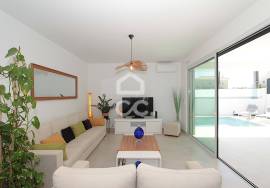 Contemporary 3 bedroom villa with swimming pool in the center of Armação de Pêra and 400 meters from the beach! Contemporary 3 bedroom villa with swimming pool in the center of Armação de Pêra and 400 meters from the beach!