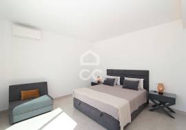Contemporary 3 bedroom villa with swimming pool in the center of Armação de Pêra and 400 meters from the beach! Contemporary 3 bedroom villa with swimming pool in the center of Armação de Pêra and 400 meters from the beach!