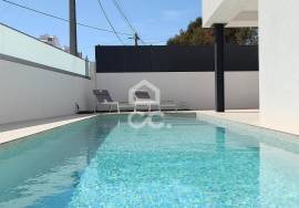 Contemporary 3 bedroom villa with swimming pool in the center of Armação de Pêra and 400 meters from the beach! Contemporary 3 bedroom villa with swimming pool in the center of Armação de Pêra and 400 meters from the beach!