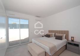 Contemporary 3 bedroom villa with swimming pool in the center of Armação de Pêra and 400 meters from the beach! Contemporary 3 bedroom villa with swimming pool in the center of Armação de Pêra and 400 meters from the beach!