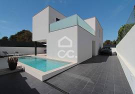 Contemporary 3 bedroom villa with swimming pool in the center of Armação de Pêra and 400 meters from the beach! Contemporary 3 bedroom villa with swimming pool in the center of Armação de Pêra and 400 meters from the beach!