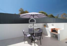 Contemporary 3 bedroom villa with swimming pool in the center of Armação de Pêra and 400 meters from the beach! Contemporary 3 bedroom villa with swimming pool in the center of Armação de Pêra and 400 meters from the beach!