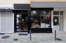 Rent Shop City Center with total area of 131m² (Ground floor of 66m² and Basement of 65m²) - Portimão