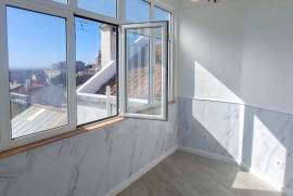 Apartamento T2 remodelado com duas casas de banho e vista mar