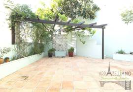 Renovated house with large outdoor space, terrace and sea view in Parede