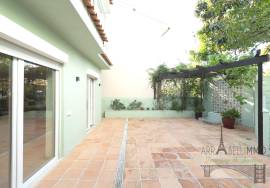 Renovated house with large outdoor space, terrace and sea view in Parede