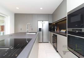 Renovated house with large outdoor space, terrace and sea view in Parede