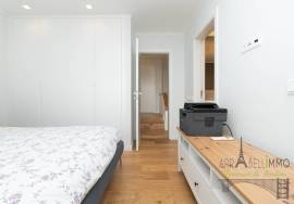 Renovated house with large outdoor space, terrace and sea view in Parede